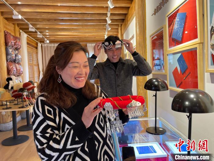 資料圖：鐘麗眉展示文創(chuàng)產(chǎn)品?！×执阂?攝