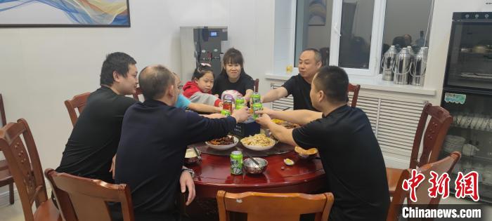 圖為恩和哈達(dá)邊境派出所的年夜飯?！《骱凸_(dá)邊境派出所供圖