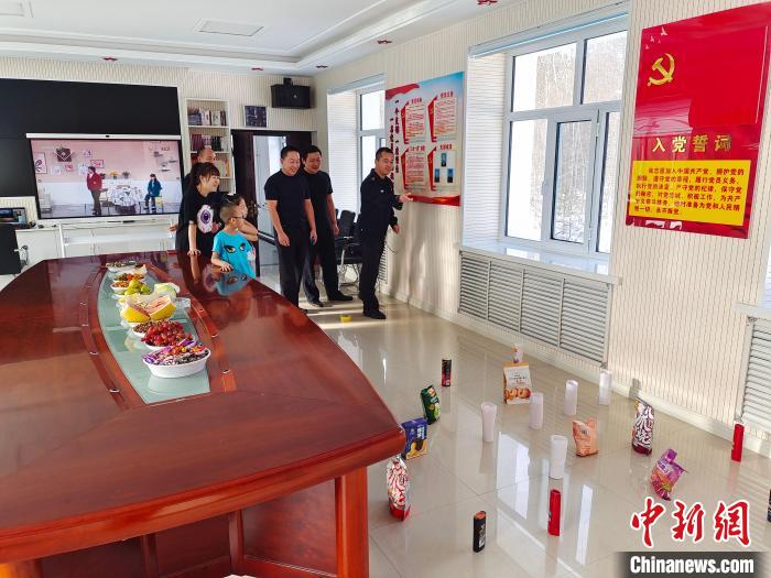 圖為恩和哈達(dá)邊境派出所民警和家屬玩套圈。　恩和哈達(dá)邊境派出所供圖