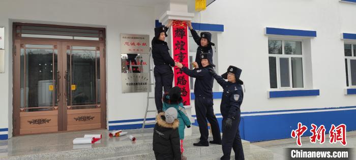 圖為恩和哈達(dá)邊境派出所民警貼對聯(lián)。　恩和哈達(dá)邊境派出所供圖